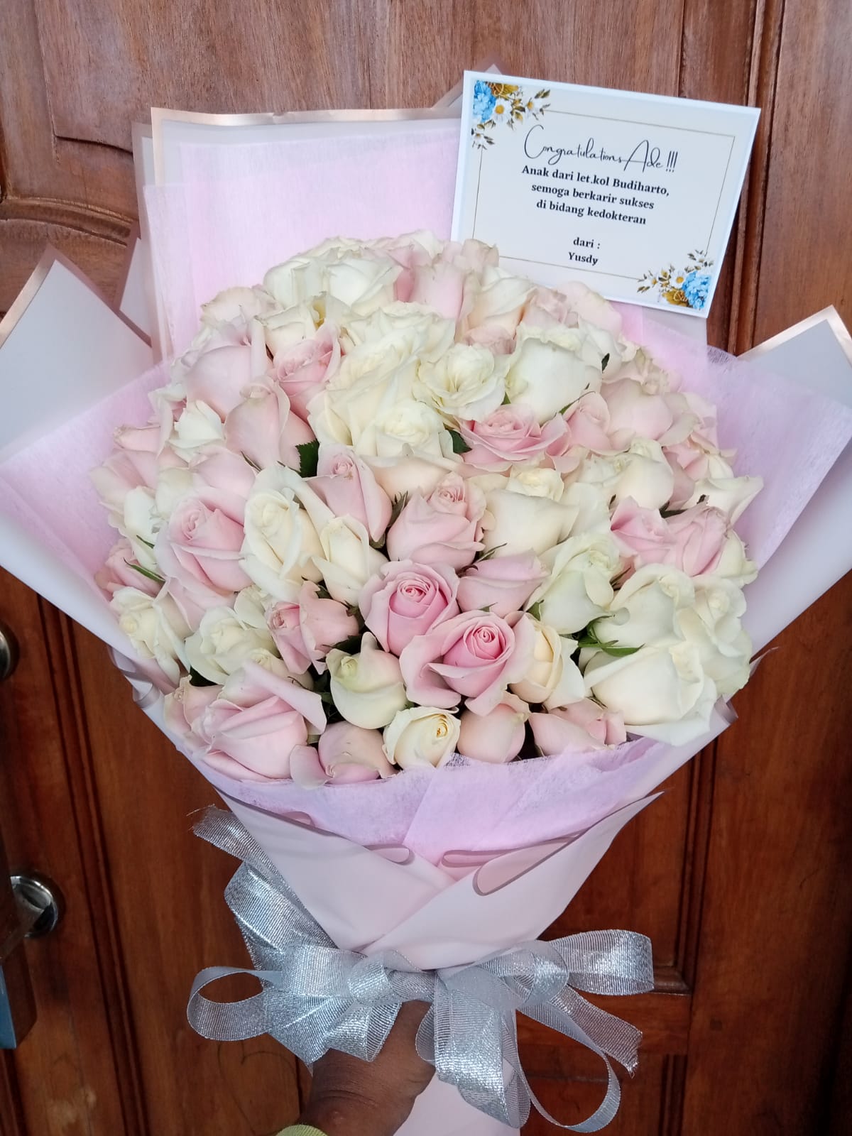 Karangan Bunga Bandung - kasih sayang di Hari Valentine penuh kasih ini.